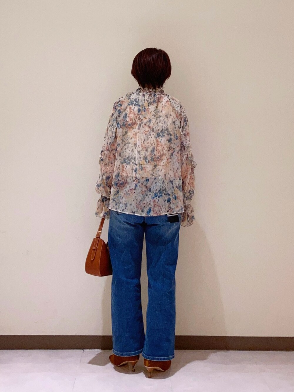 ブラウン系のバッグを着用したレディースの冬コーディネートの3枚目の写真