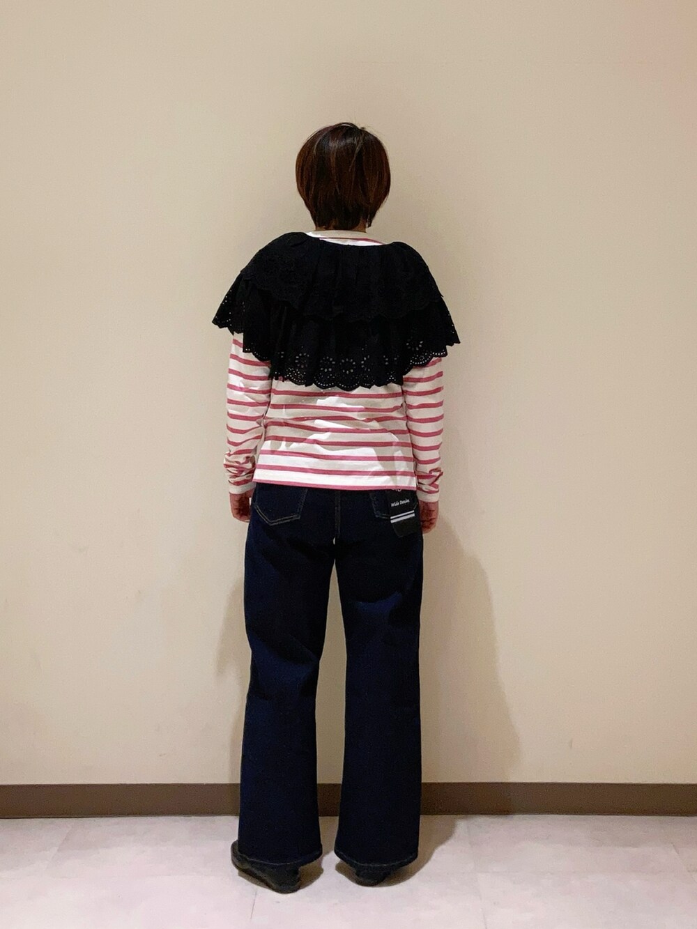 ピンク系のTシャツ/カットソー、ブラック系のシャツ/ブラウスを着用したレディースの冬コーディネートの3枚目の写真