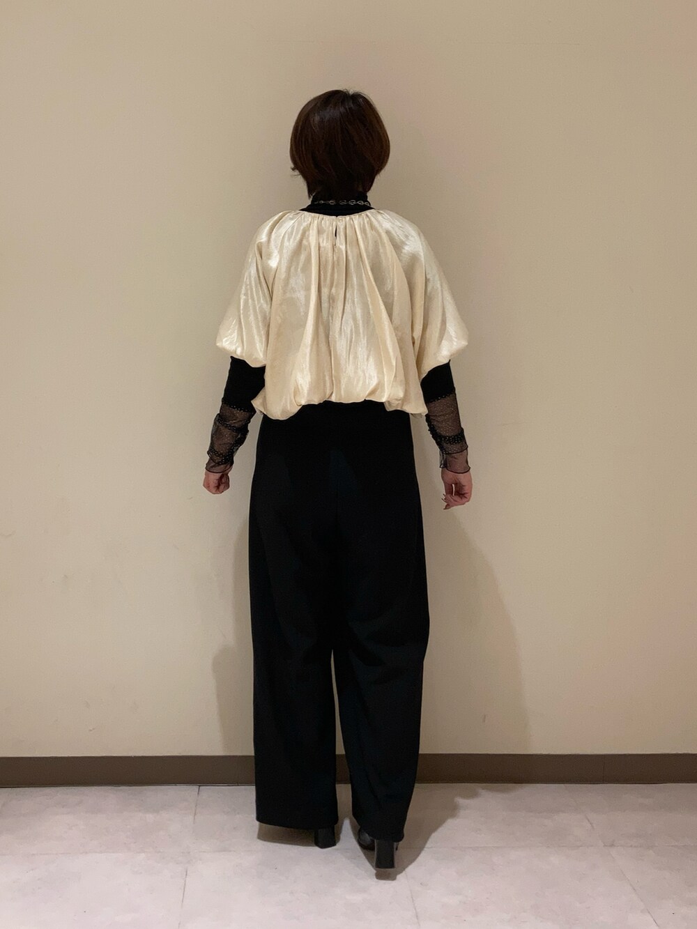 ブラック系のパンツ、ブラック系のTシャツ/カットソーを着用したレディースの冬コーディネートの3枚目の写真