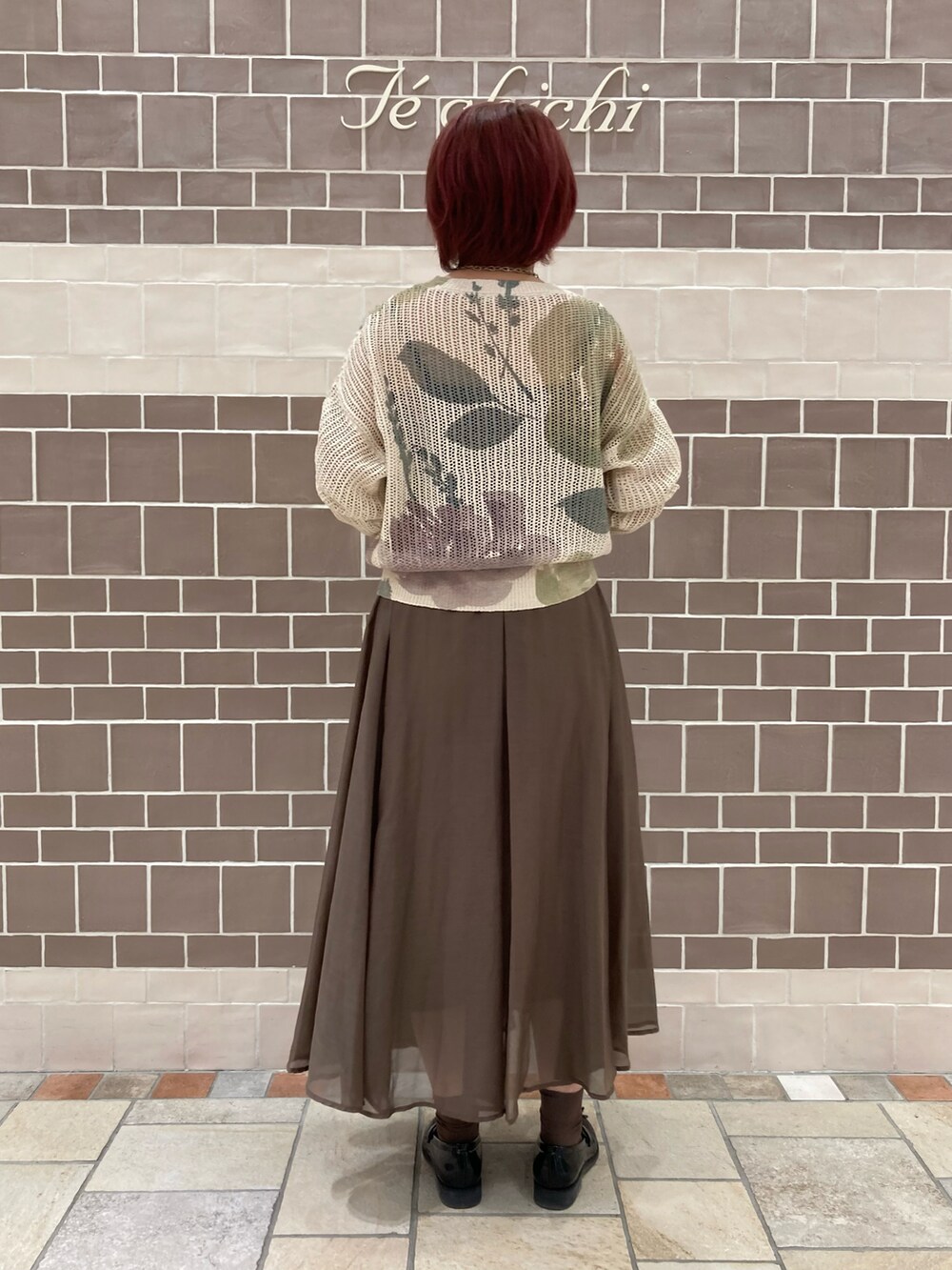 「テチチ(Te chichi)、新作、フラワープリント、メッシュニット、秋コーデ、大人かわいい」｜「Te chichiのシアーボリュームスカート（スカート、ブラウン系）」を使った、　あいか🧸さん（レディース・159cm）の秋コーディネートの3枚目の写真
