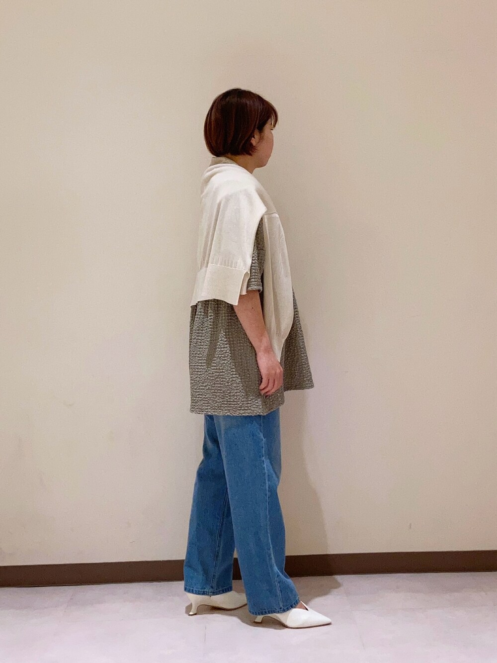 ベージュ系のカーディガン/ボレロを着用したレディースの春コーディネートの4枚目の写真