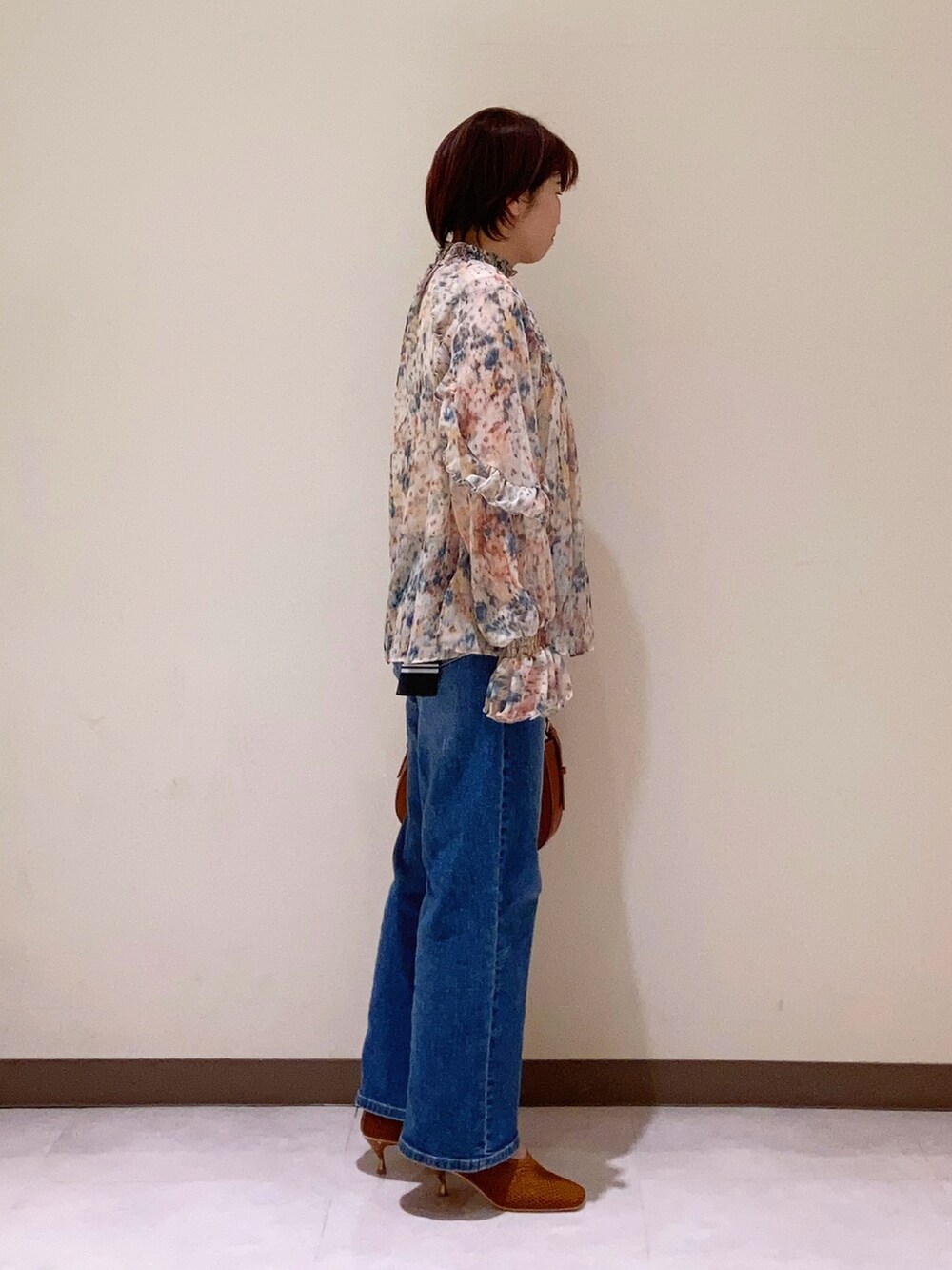 ブラウン系のバッグを着用したレディースの冬コーディネートの2枚目の写真