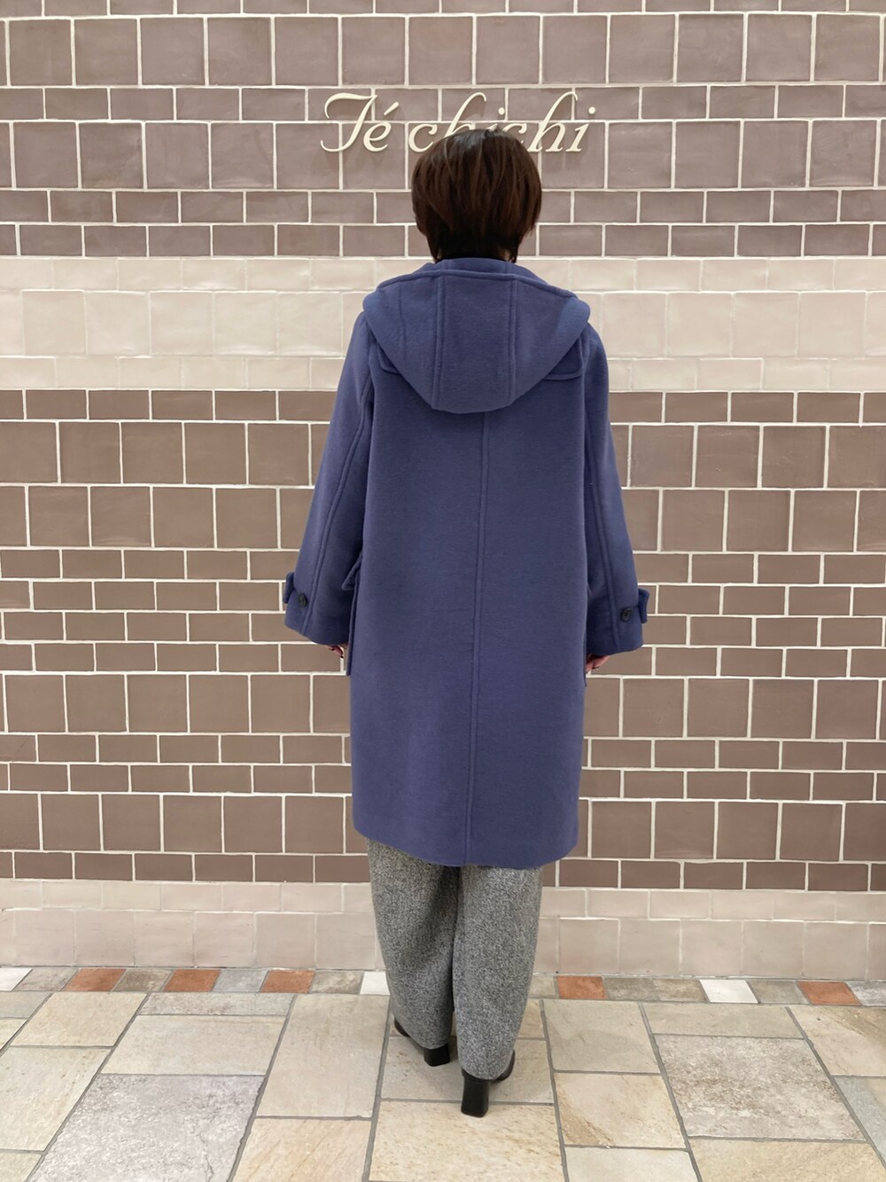 ブルー系のダッフルコートを着用したレディースの冬コーディネートの3枚目の写真