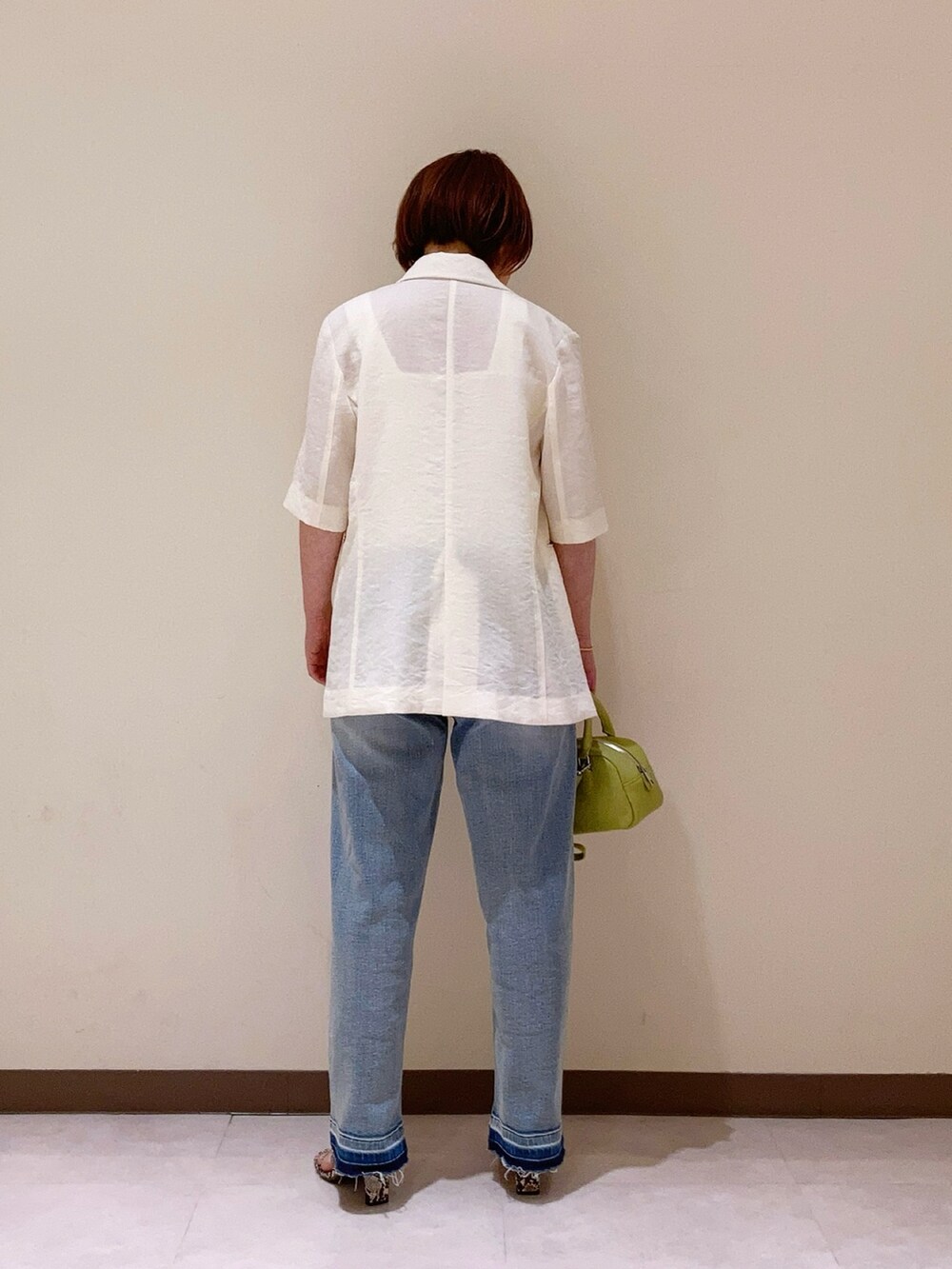 ホワイト系のジャケット/アウターを着用したレディースの春コーディネートの3枚目の写真