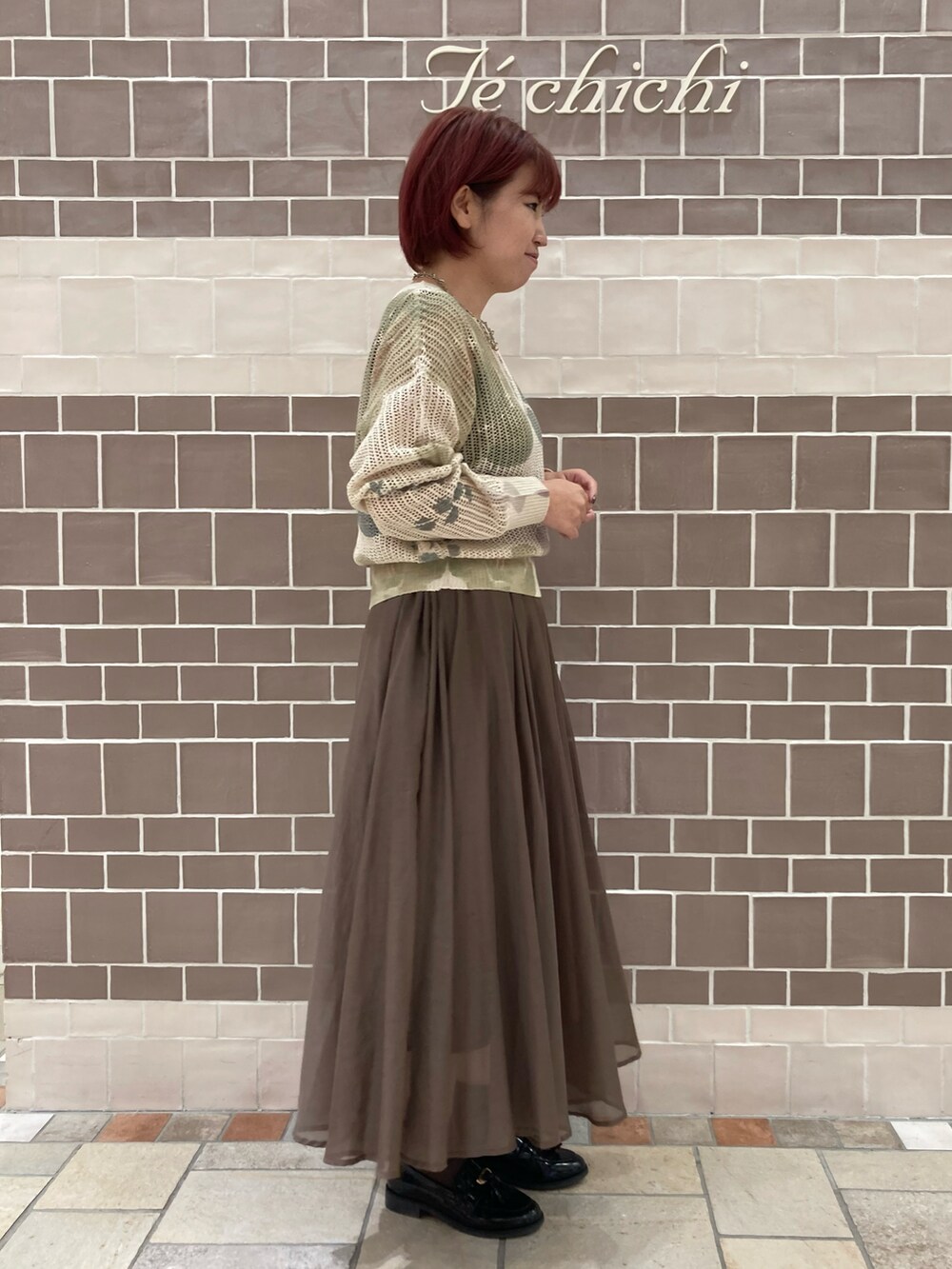 「テチチ(Te chichi)、新作、フラワープリント、メッシュニット、秋コーデ、大人かわいい」｜「Te chichiのシアーボリュームスカート（スカート、ブラウン系）」を使った、　あいか🧸さん（レディース・159cm）の秋コーディネートの2枚目の写真