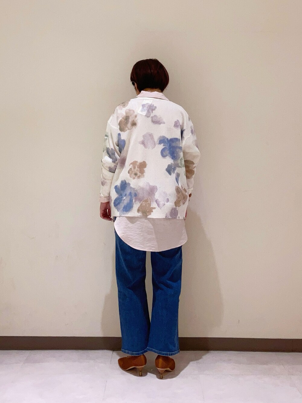 ホワイト系のカーディガン/ボレロ、ピンク系のシャツ/ブラウス、ブラウン系のパンプスを着用したレディースの春コーディネートの3枚目の写真