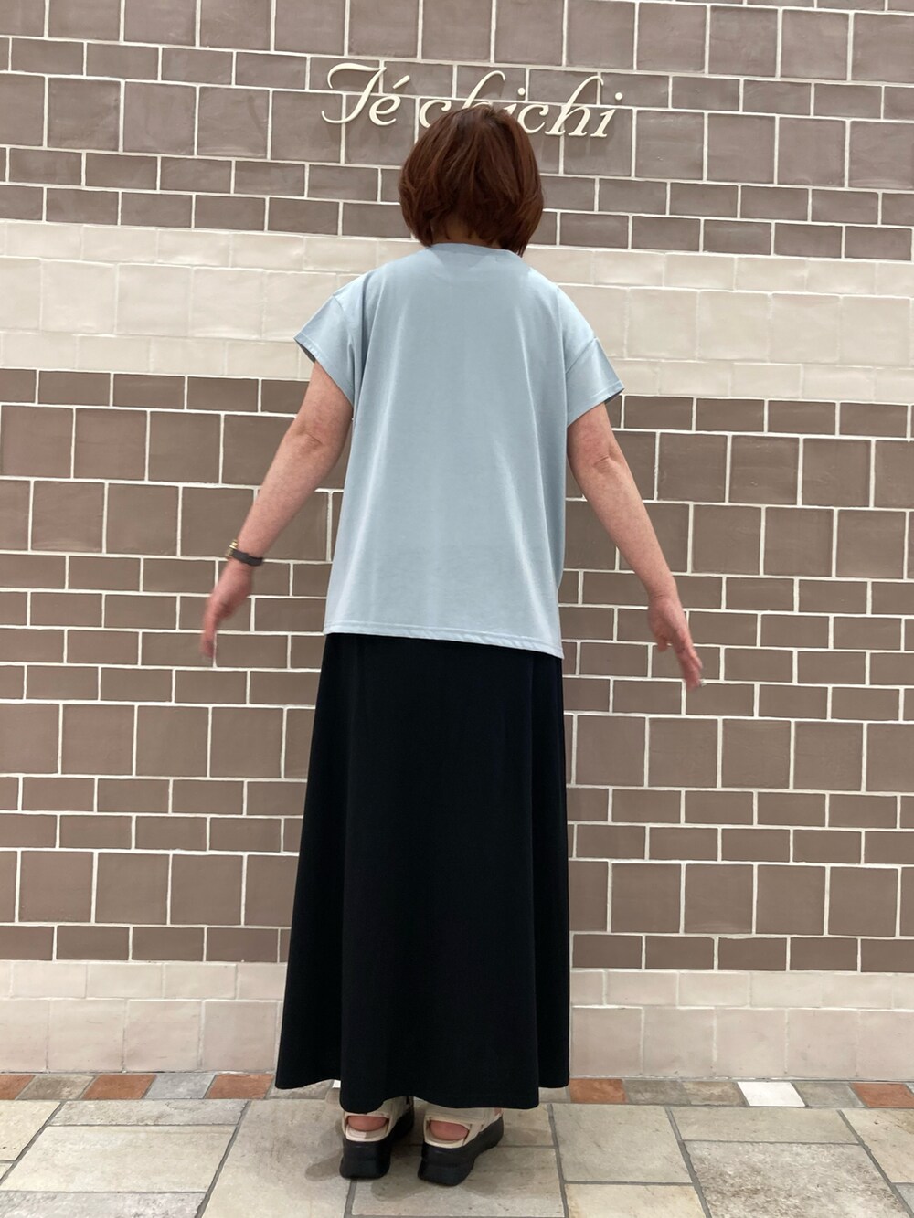 ブルー系のTシャツ/カットソー、ブラック系のスカートを着用したレディースの夏コーディネートの5枚目の写真