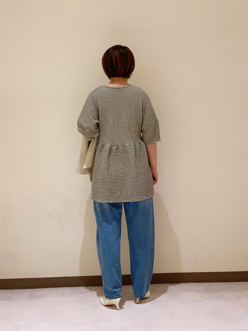 ベージュ系のカーディガン/ボレロを着用したレディースの春コーディネートの5枚目の写真