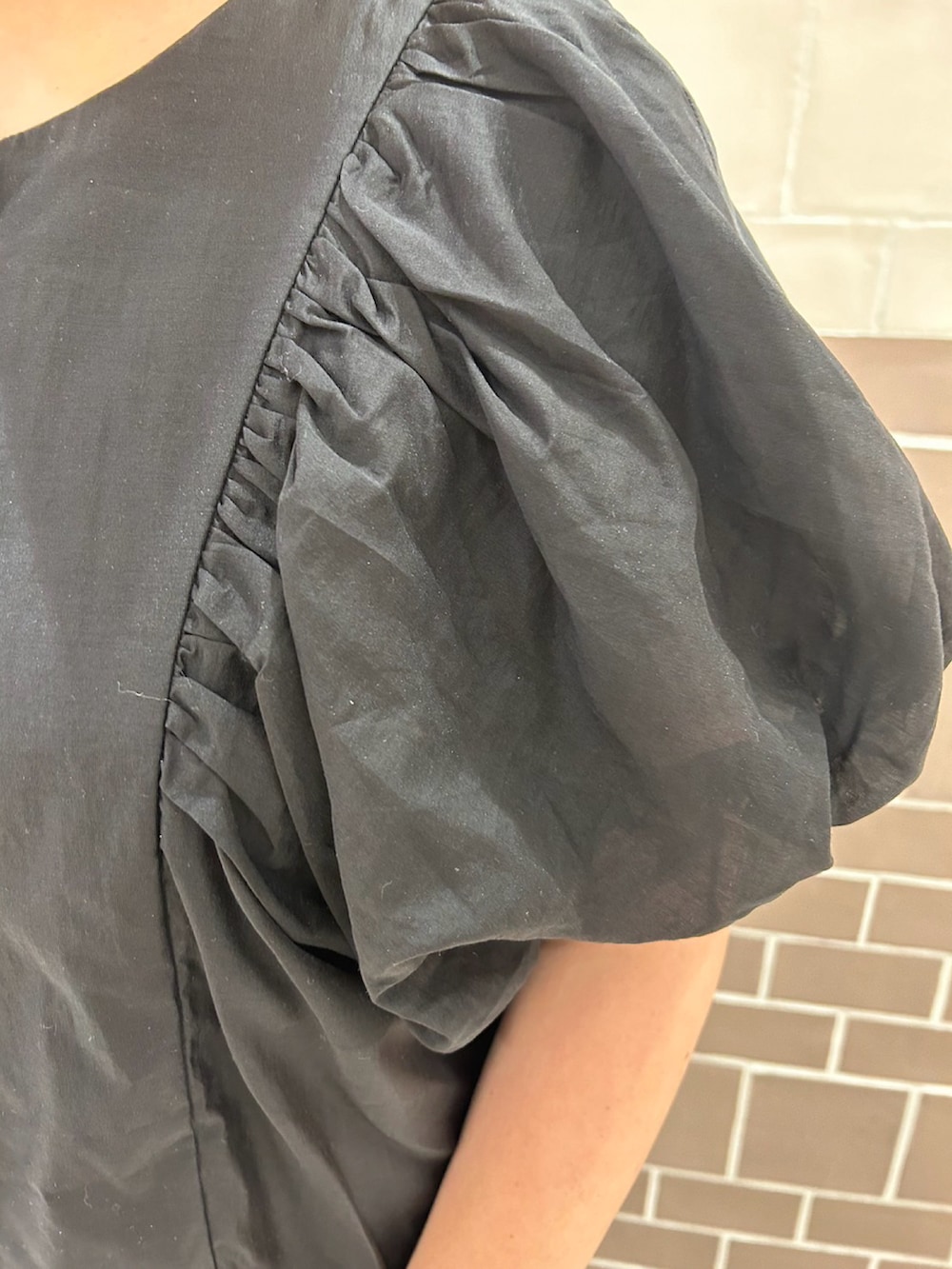 ブラック系のシャツ/ブラウス、ブラウン系のパンツ、ゴールド系のハンドバッグを着用したレディースの夏コーディネートの5枚目の写真