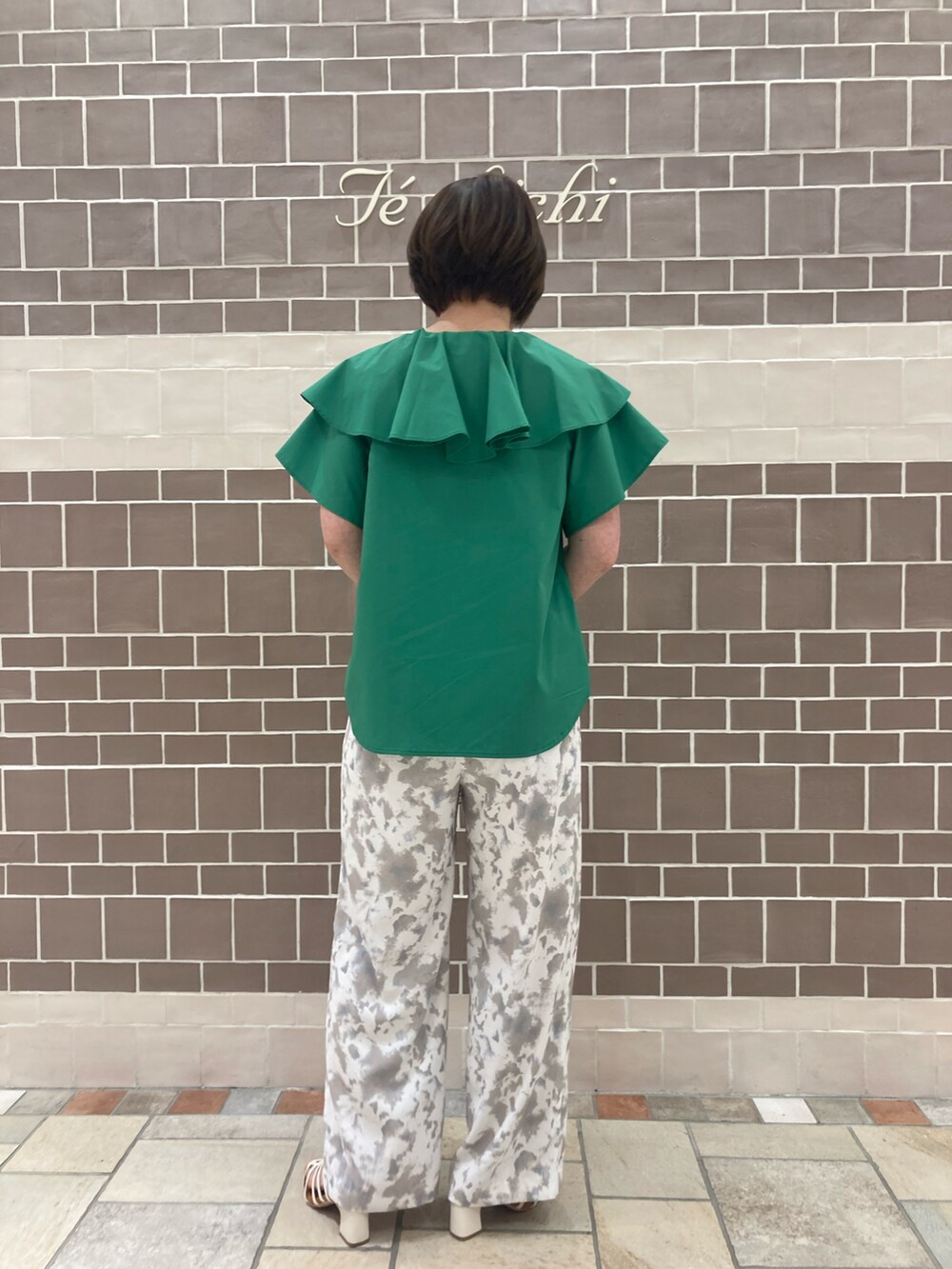 グリーン系のシャツ/ブラウス、シルバー系のハンドバッグ、ベージュ系のその他パンツを着用したレディースの春コーディネートの5枚目の写真