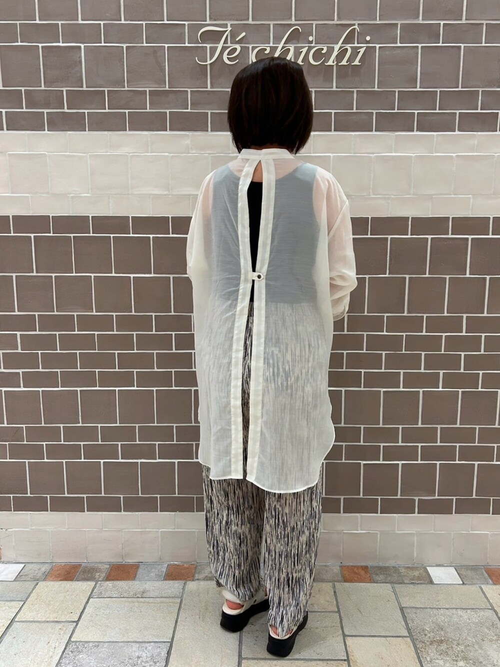 ホワイト系のシャツ/ブラウス、ホワイト系のその他パンツ、グリーン系のハンドバッグを着用したレディースの春コーディネートの5枚目の写真