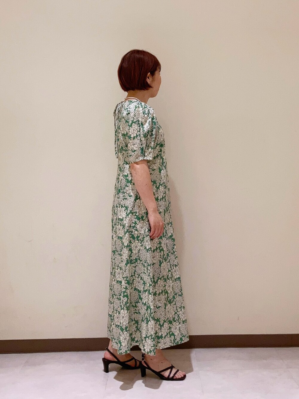 グリーン系のワンピース/ドレス、ブラウン系のサンダルを着用したレディースの春コーディネートの2枚目の写真