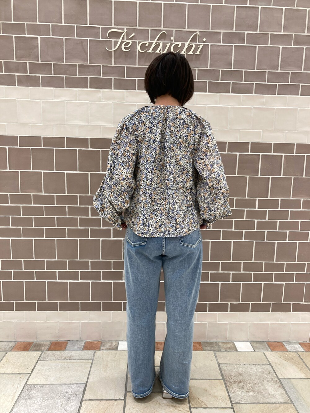 ブラック系のシャツ/ブラウス、ブルー系のデニムパンツ、シルバー系のパンプスを着用したレディースの春コーディネートの3枚目の写真