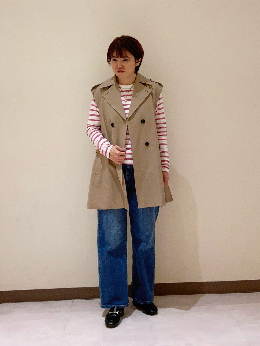 ピンク系のTシャツ/カットソー、ベージュ系のベストを着用したレディースの冬コーディネートの2枚目の写真