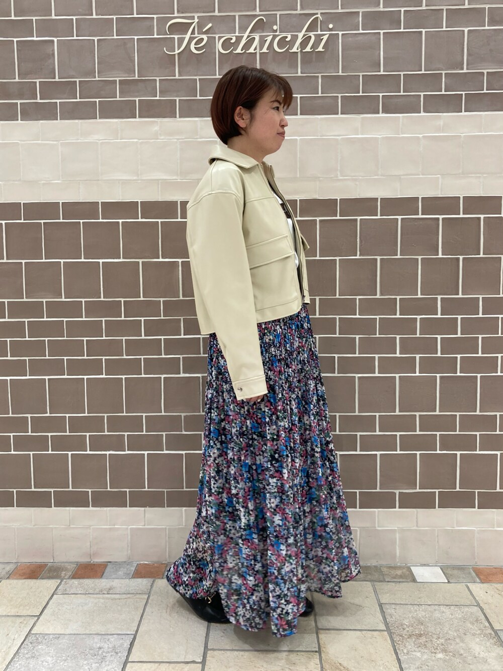 ホワイト系のTシャツ/カットソー、ベージュ系のジャケット/アウターを着用したレディースの冬コーディネートの2枚目の写真