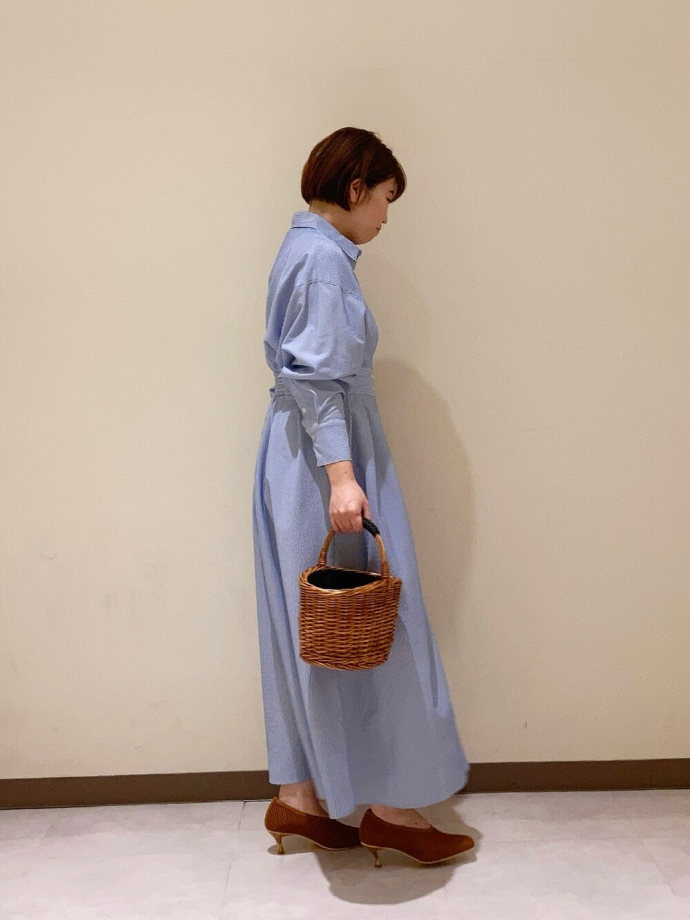 ブルー系のワンピース/ドレス、ブラウン系のパンプスを着用したレディースの春コーディネートの2枚目の写真