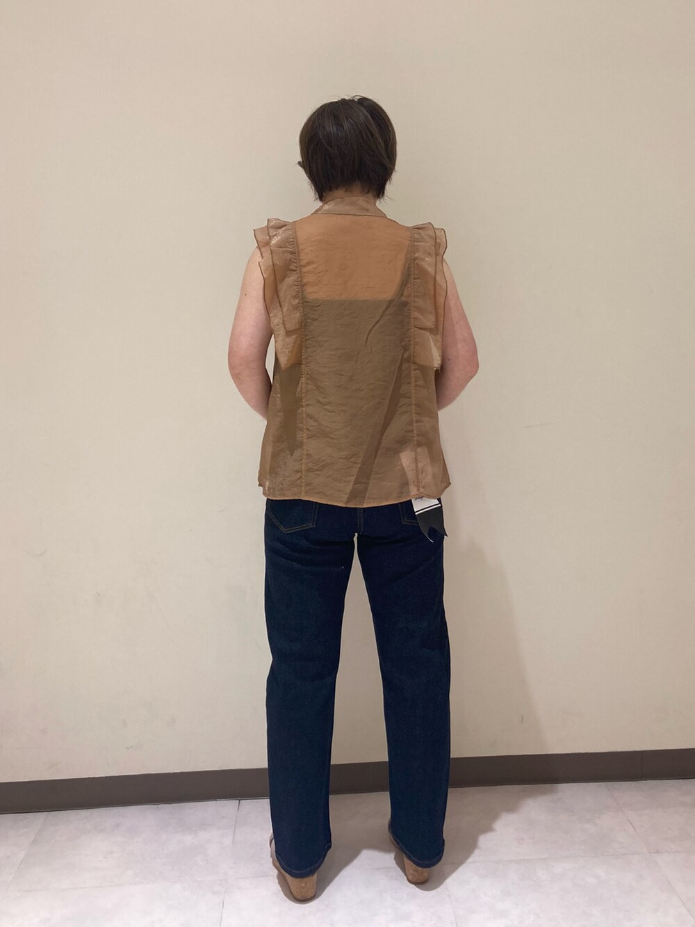 ブラウン系のシャツ/ブラウス、その他のデニムパンツを着用したレディースの夏コーディネートの4枚目の写真