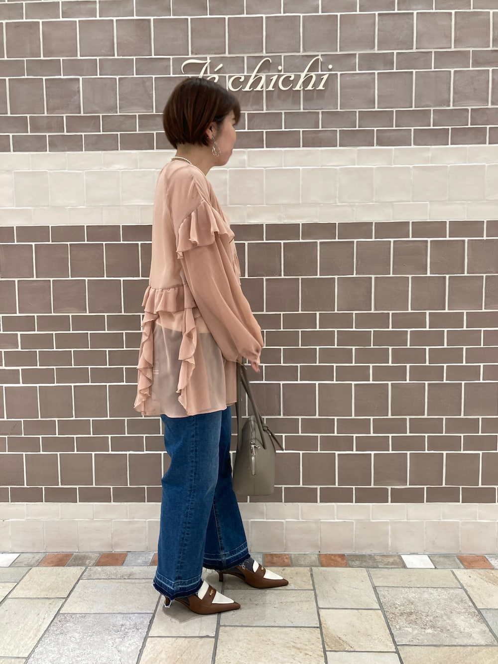 「テチチ(Te chichi)、新作、春コーデ、デニムコーデ、フリルブラウス、大人かわいい」｜「Te chichiのアイテム（シャツ/ブラウス、ピンク系）」を使った、　あいか🧸さん（レディース・159cm）の春コーディネートの3枚目の写真