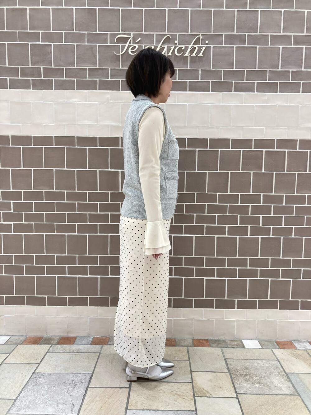 「テチチ(Te chichi)、ツイート調ベスト、ドット柄スカート、新作コーデ、大人かわいい、綺麗めコーデ」｜「Te chichiの【松井愛莉着用】袖フレアシアーカットチュールTOPS（Tシャツ/カットソー、ホワイト系）」を使った、　あいか🧸さん（レディース・159cm）の春コーディネートの3枚目の写真