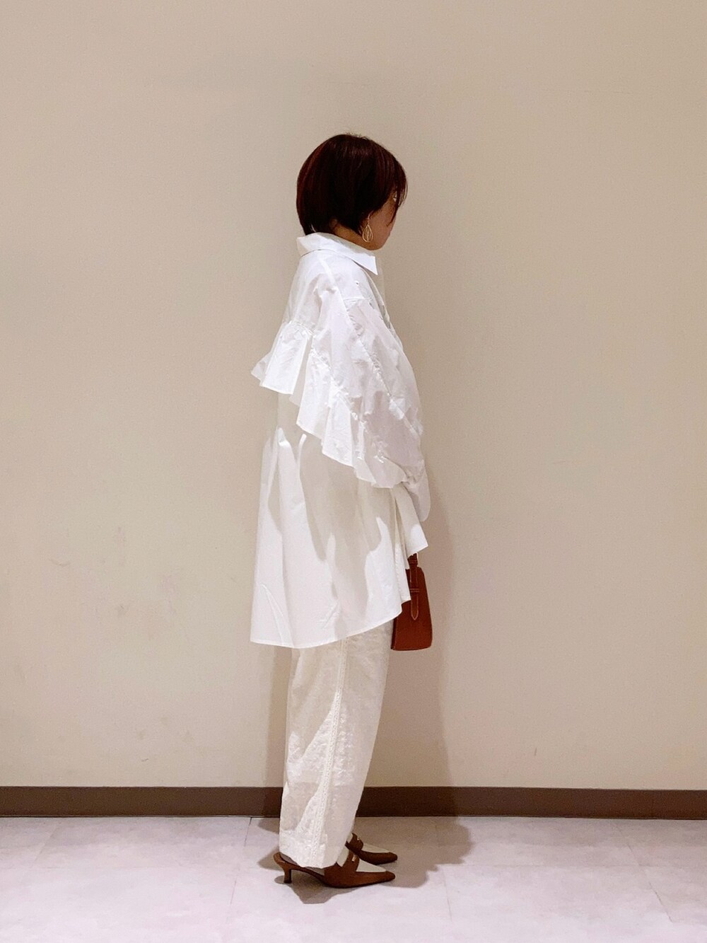 ホワイト系のシャツ/ブラウス、ホワイト系のパンツを着用したレディースの冬コーディネートの3枚目の写真