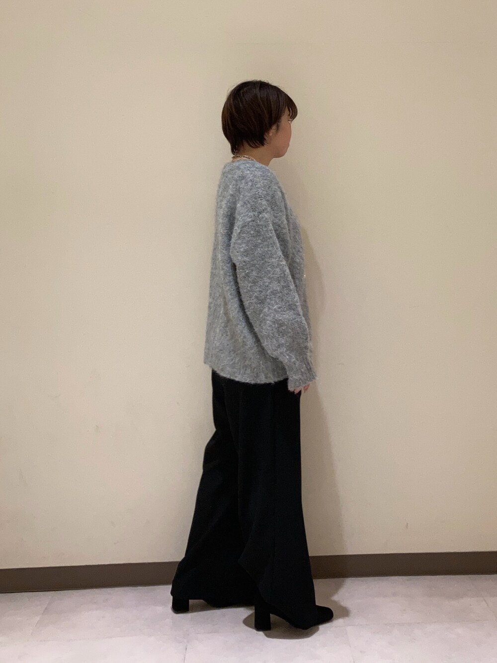 グレー系のカーディガン/ボレロ、ブラック系のその他パンツを着用したレディースの冬コーディネートの2枚目の写真