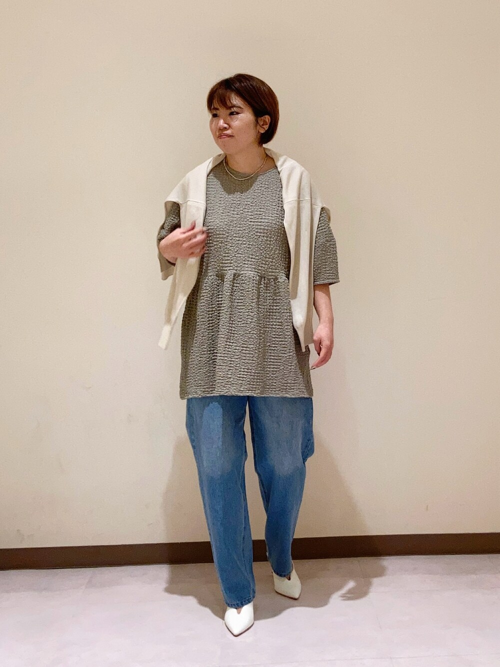 ベージュ系のカーディガン/ボレロを着用したレディースの春コーディネートの2枚目の写真