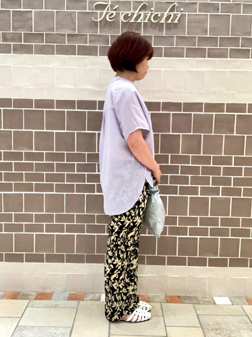 パープル系のシャツ/ブラウス、シルバー系のハンドバッグ、ベージュ系のその他パンツを着用したレディースの春コーディネートの3枚目の写真