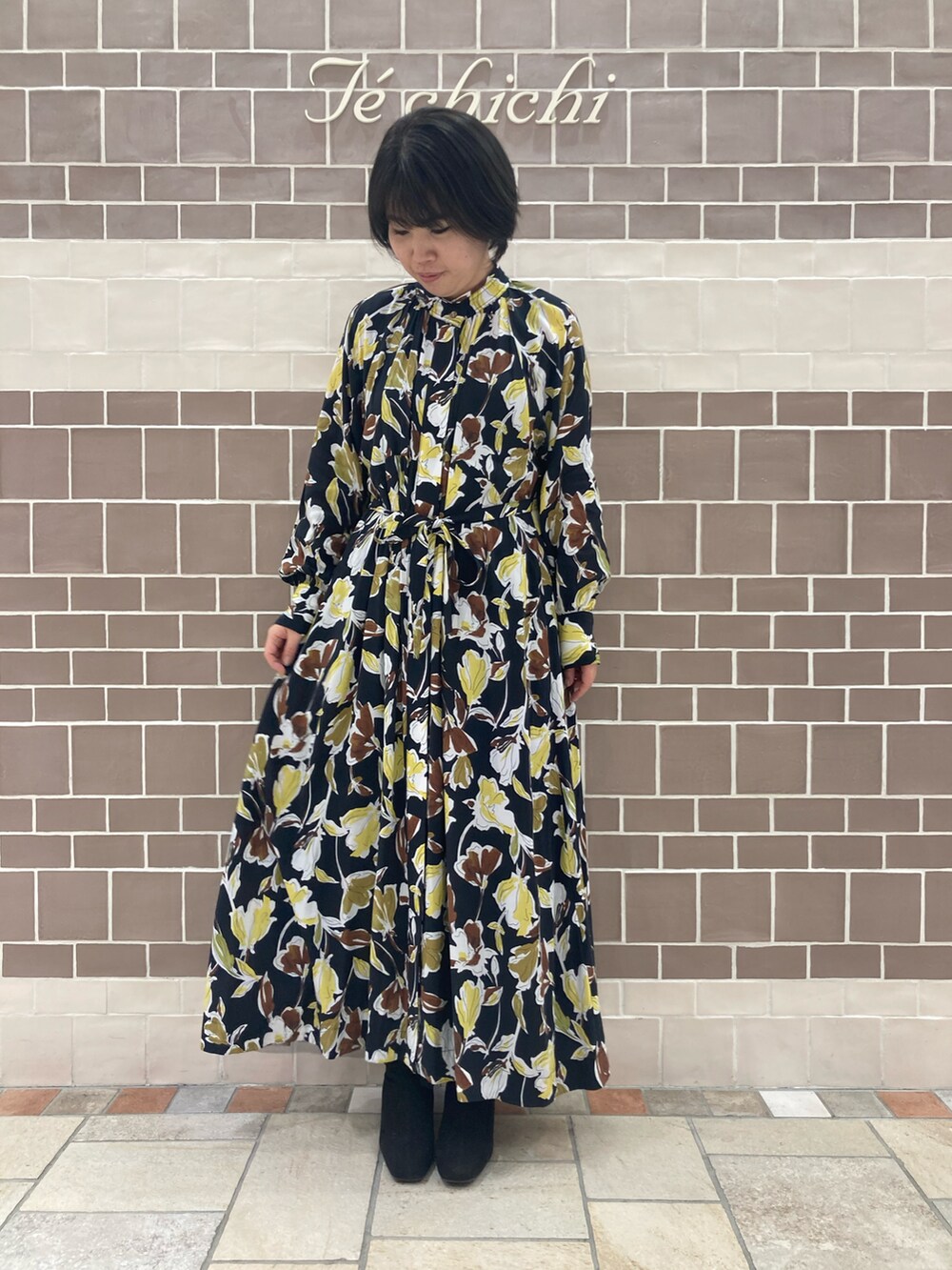 ブラック系のワンピース/ドレスを着用したレディースの冬コーディネートの2枚目の写真