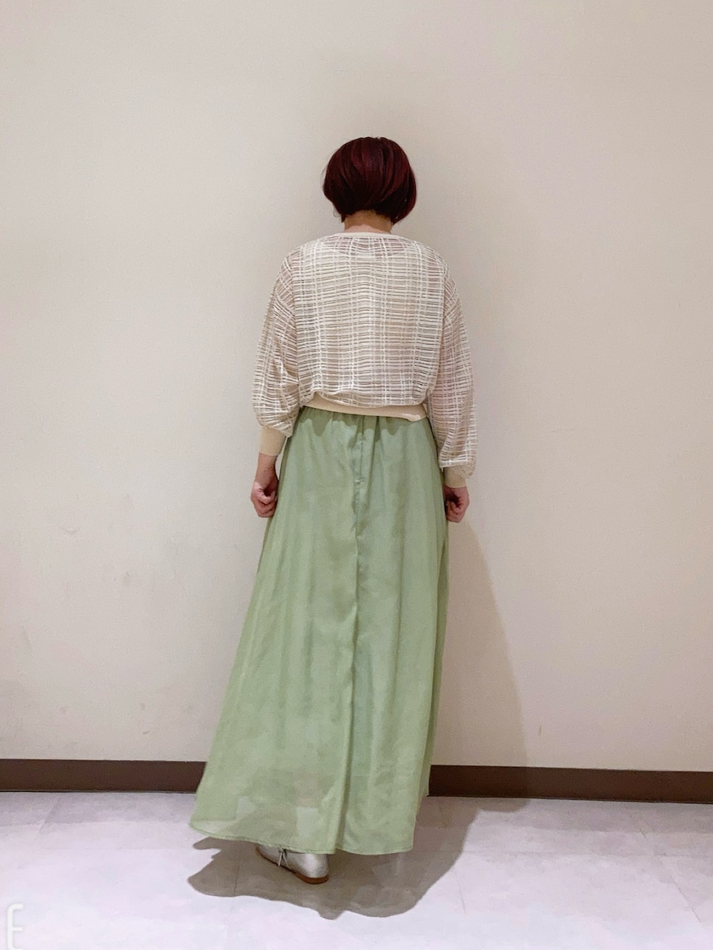 「テチチ(Te chichi)、キレイめコーデ、オンオフ兼用、オフィスコーデ、春コーデ、大人女子、大人かわいい」｜「Te chichiのシアロングフレアスカート（スカート、グリーン系）」を使った、　あいか🧸さん（レディース・159cm）の春コーディネートの3枚目の写真