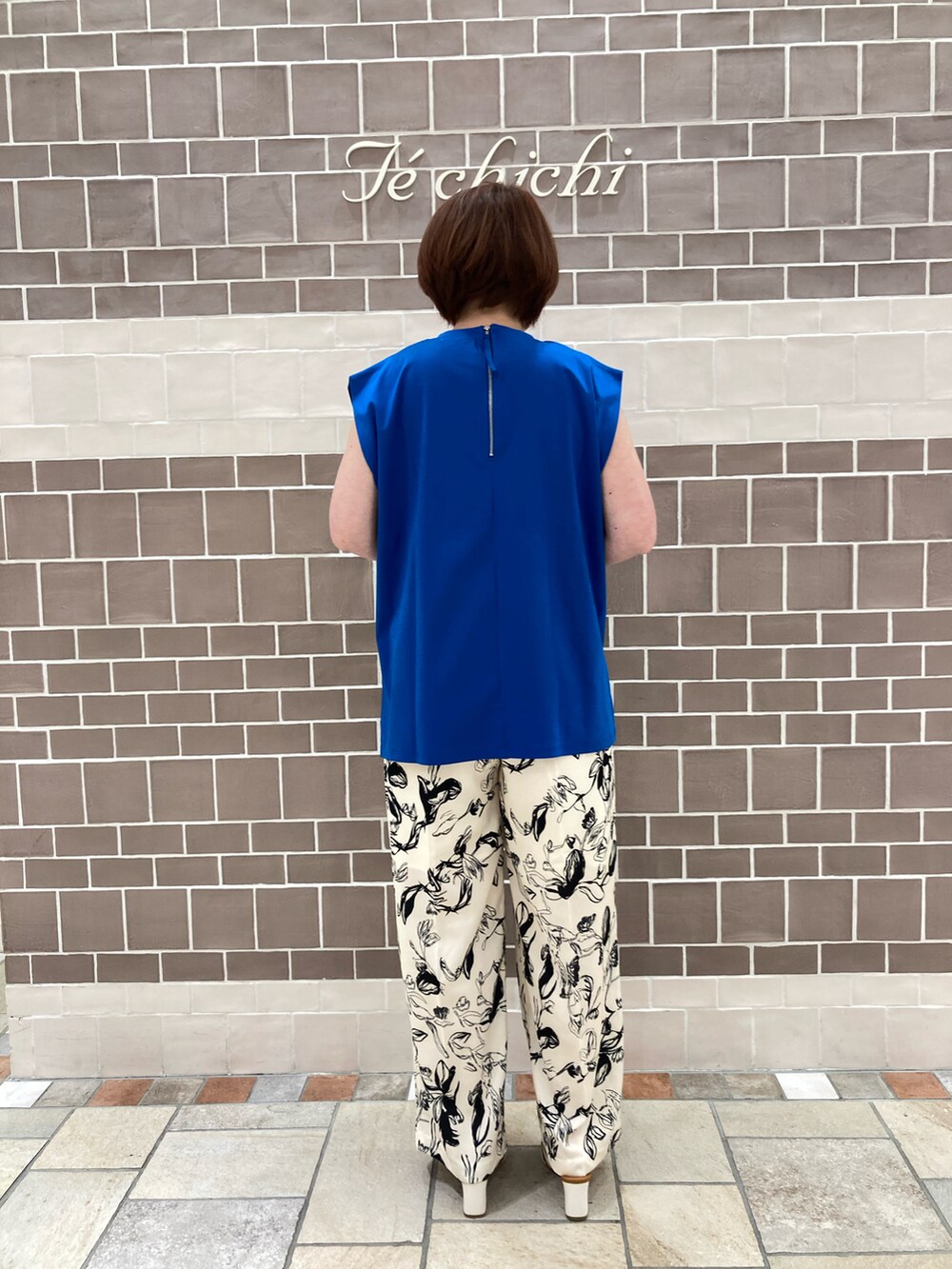 ブルー系のTシャツ/カットソー、ホワイト系のパンツを着用したレディースの夏コーディネートの3枚目の写真