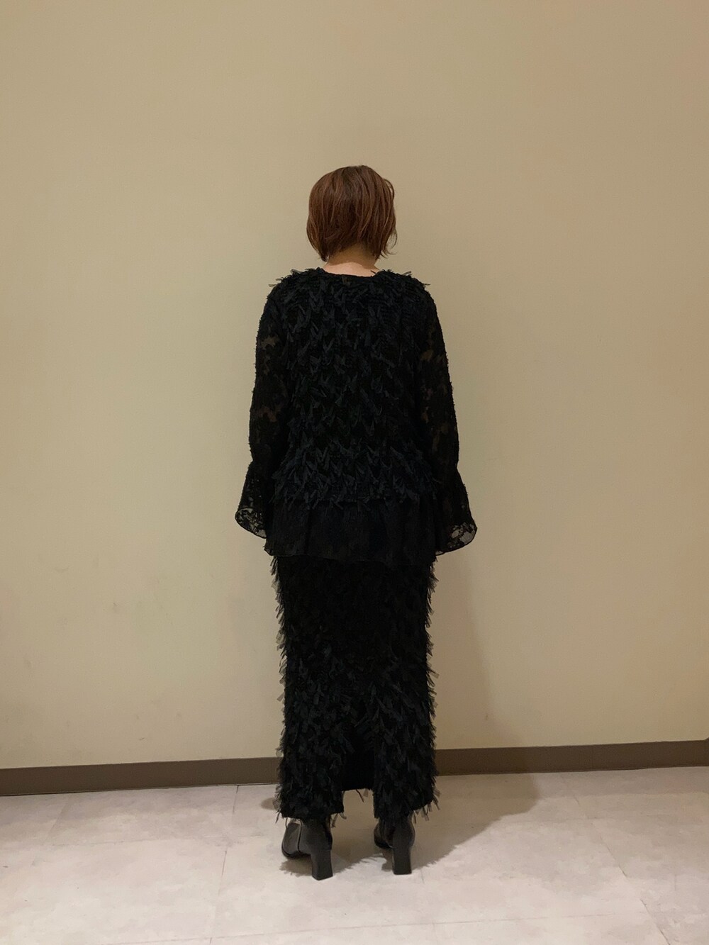 ブラック系のスカート、ブラック系のベスト、ブラック系のシャツ/ブラウスを着用したレディースの秋コーディネートの4枚目の写真