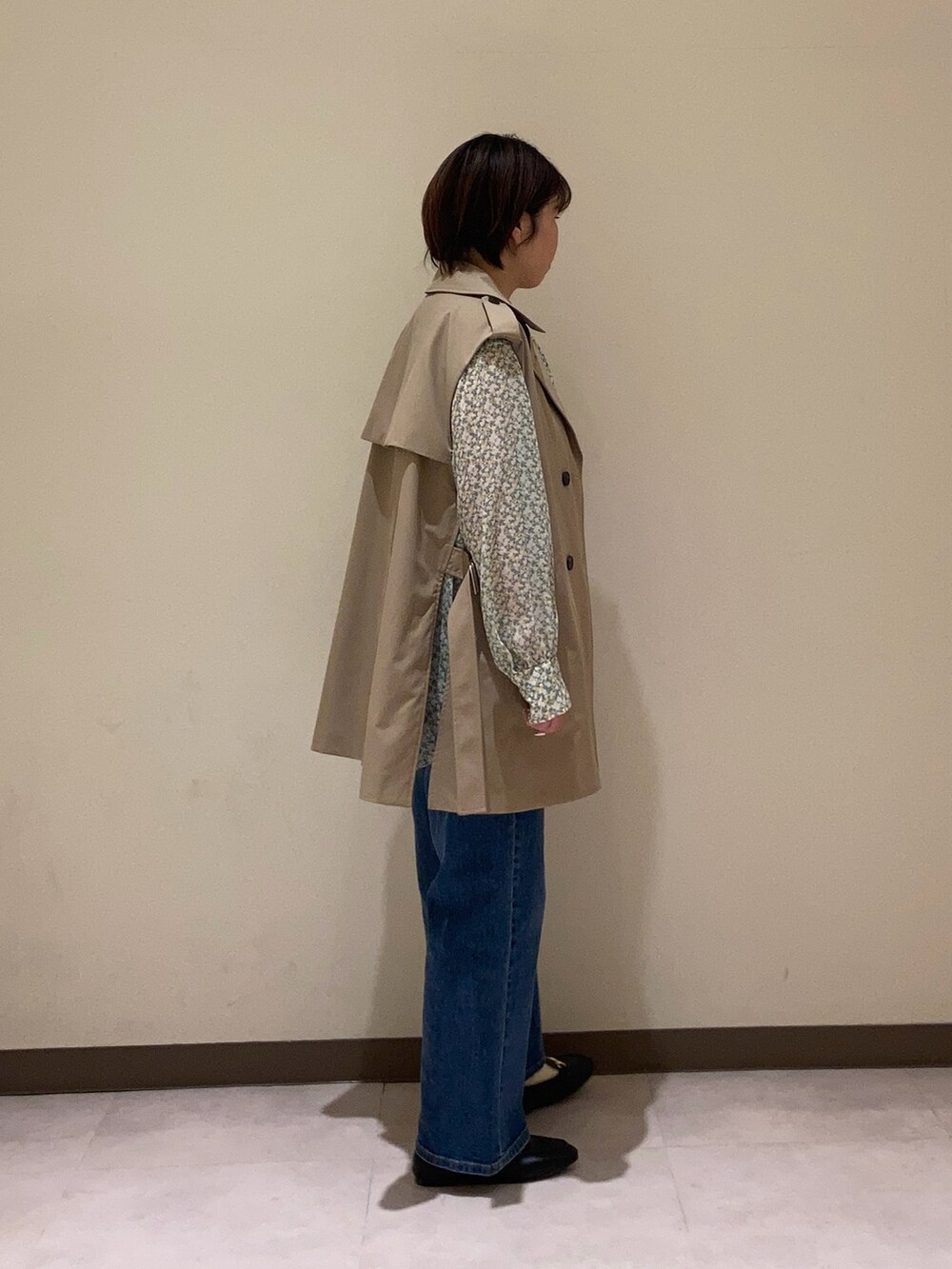 イエロー系のシャツ/ブラウス、ブルー系のデニムパンツを着用したレディースの冬コーディネートの2枚目の写真