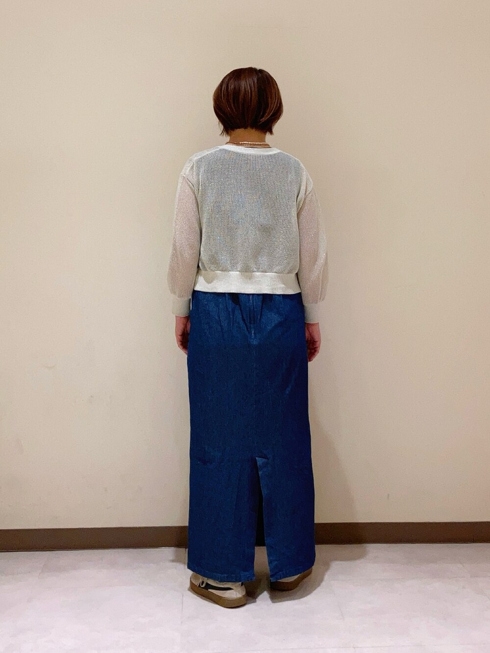 ホワイト系のカーディガン/ボレロ、ブルー系のワンピース/ドレスを着用したレディースの春コーディネートの3枚目の写真