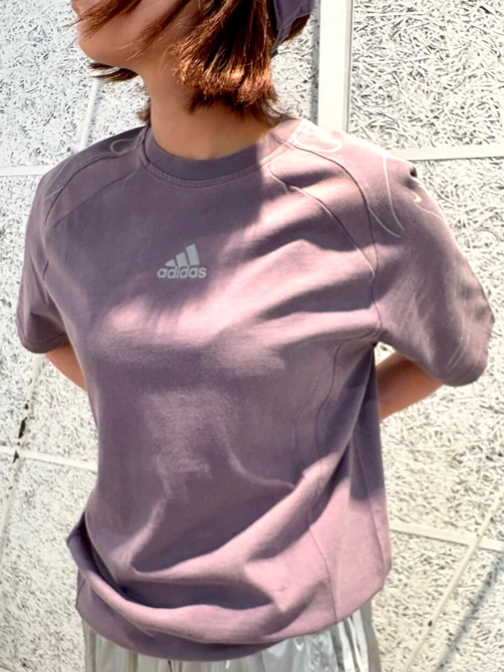 パープル系のスニーカー、シルバー系のスウェットパンツ、パープル系のTシャツ/カットソーを着用したレディースの夏コーディネートの2枚目の写真