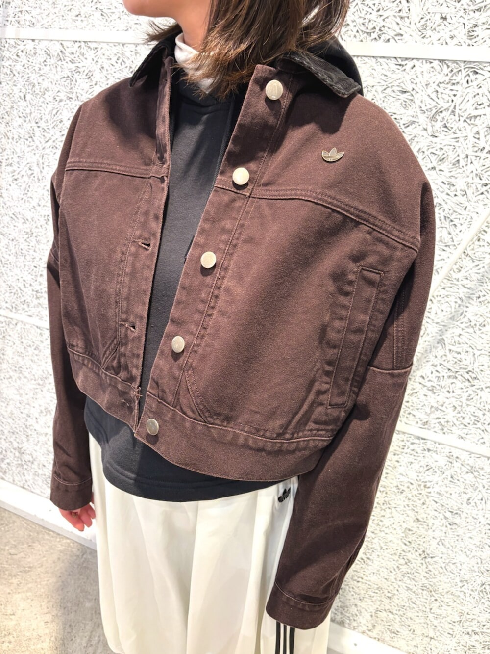 ブラウン系のその他アウター、ホワイト系のスカート、ブラック系のスニーカーを着用したレディースの冬コーディネートの2枚目の写真