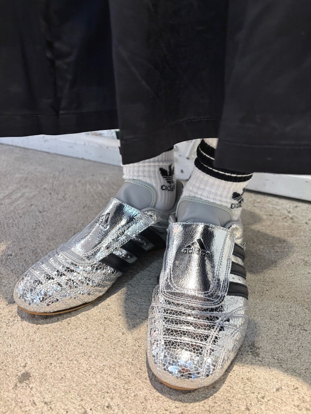 「adidas、adidas originals、アディダス、アディダスオリジナルス、白黒コーデ、テコンドー、シルバーアクセ、きれいめカジュアル」｜「adidasのエアラインバッグ / アディダスオリジナルス adidas Originals（ショルダーバッグ、シルバー系）」を使った、YFさん（レディース・170cm）の春コーディネートの5枚目の写真