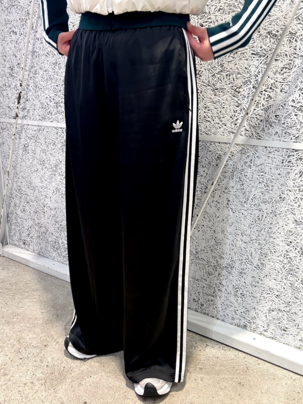 ホワイト系のダウンジャケット/コート、ブラック系のスウェットパンツ、グリーン系のニット/セーターを着用したレディースの冬コーディネートの3枚目の写真