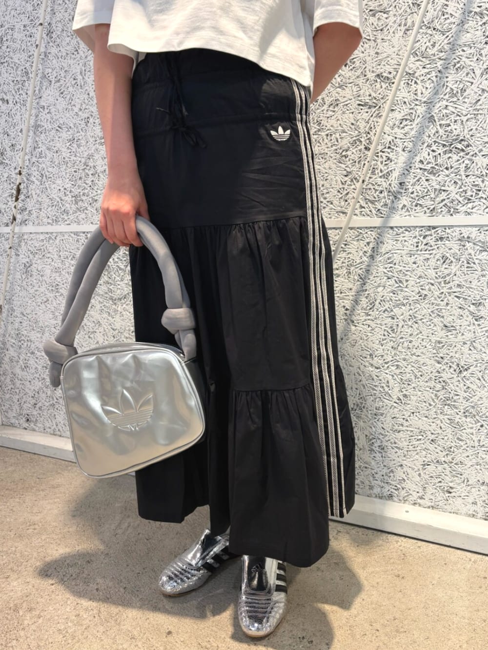 「adidas、adidas originals、アディダス、アディダスオリジナルス、白黒コーデ、テコンドー、シルバーアクセ、きれいめカジュアル」｜「adidasのエアラインバッグ / アディダスオリジナルス adidas Originals（ショルダーバッグ、シルバー系）」を使った、YFさん（レディース・170cm）の春コーディネートの4枚目の写真