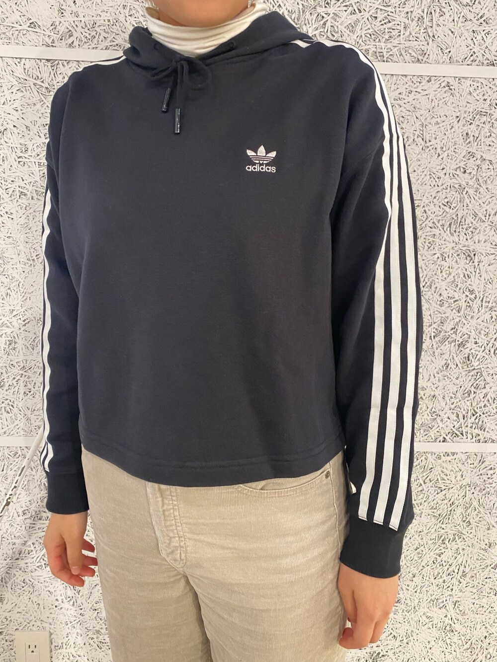 「アウター、ダウンジャケット、adidas、リバーシブル、アディダス、adidas originals、アディダスオリジナルス、アディカラー、ショートパーカー」｜「adidasのリバーシブルダウンジャケット / JKT DOWN REV / アディダスオリジナルス adidas Originals（ダウンジャケット/コート、グリーン系）」を使った、YFさん（レディース・170cm）の冬コーディネートの4枚目の写真