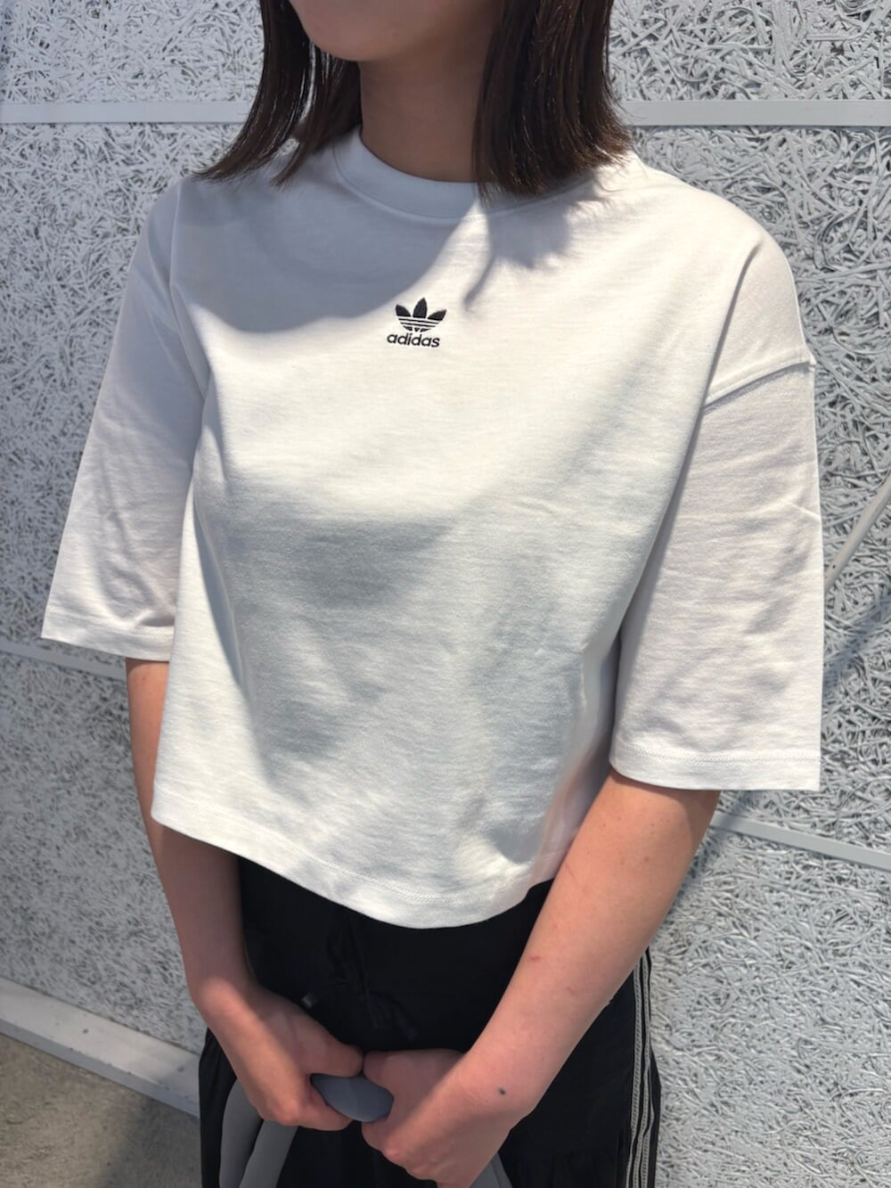 「adidas、adidas originals、アディダス、アディダスオリジナルス、白黒コーデ、テコンドー、シルバーアクセ、きれいめカジュアル」｜「adidasのエアラインバッグ / アディダスオリジナルス adidas Originals（ショルダーバッグ、シルバー系）」を使った、YFさん（レディース・170cm）の春コーディネートの3枚目の写真