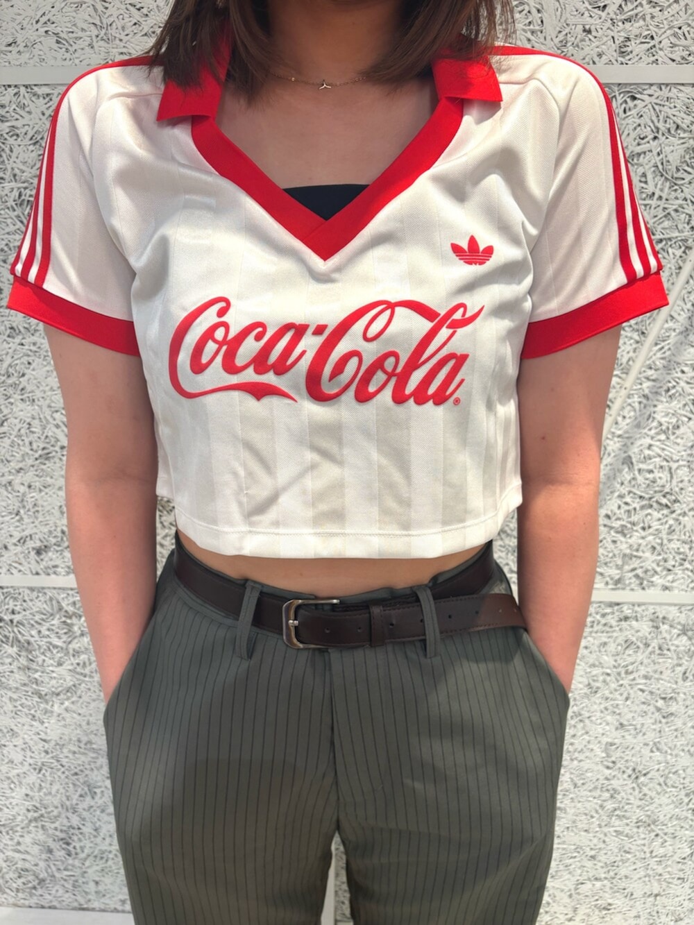 ホワイト系のTシャツ/カットソー、ブラック系のシューズを着用したレディースの夏コーディネートの3枚目の写真