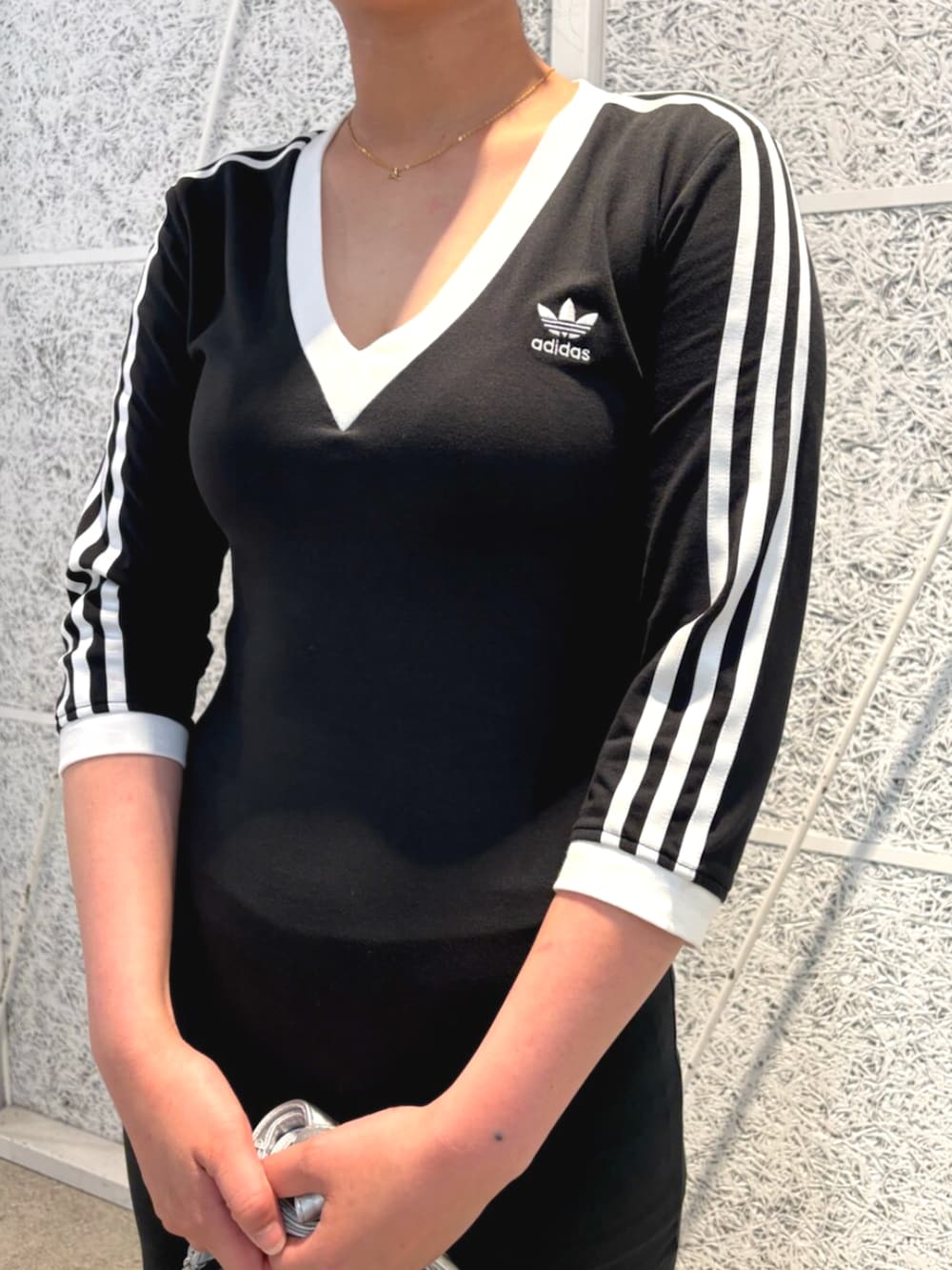 ブラック系のワンピース、シルバー系のショルダーバッグ、ブラック系のシューズを着用したレディースの夏コーディネートの2枚目の写真