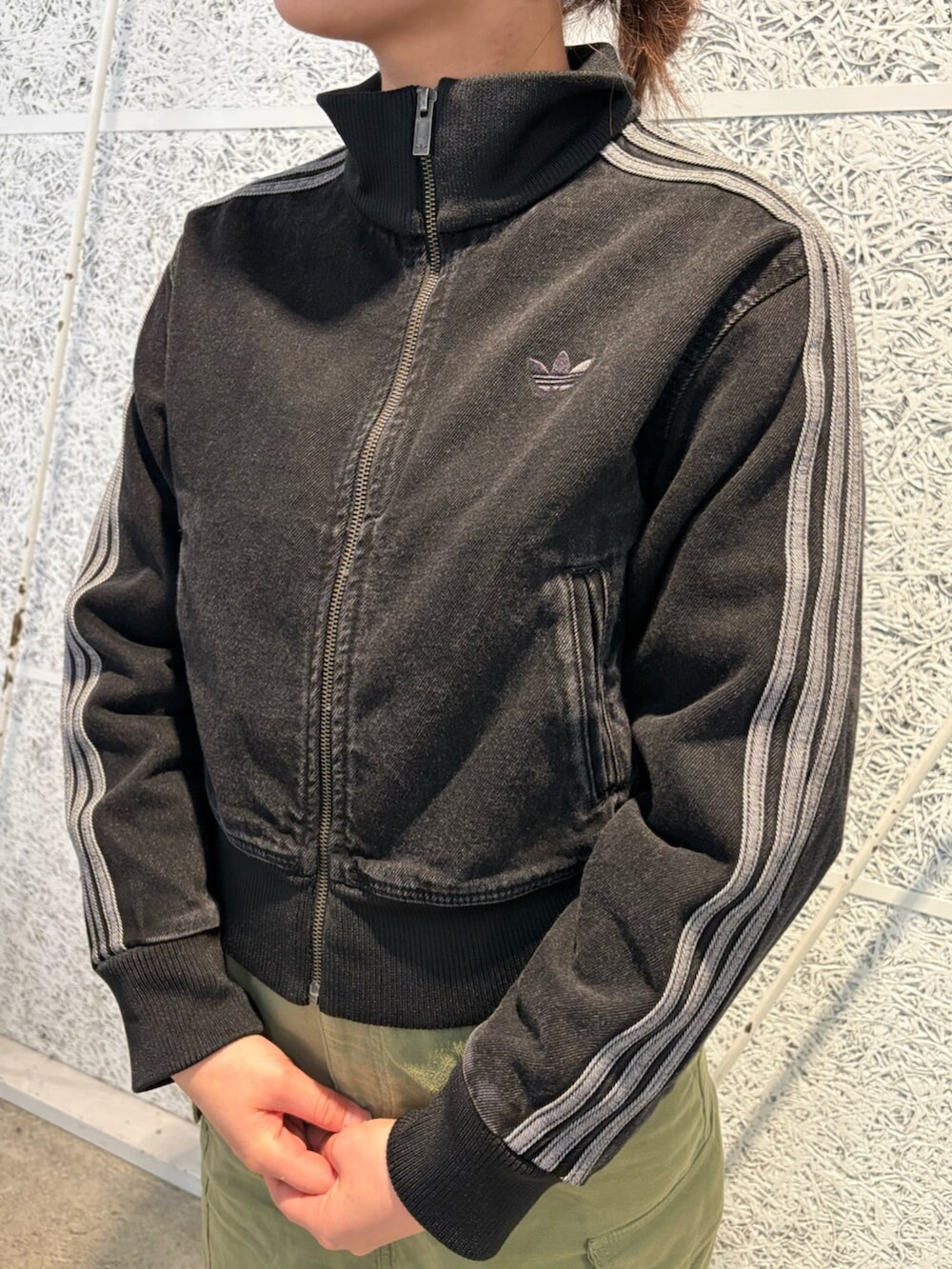 ブラック系のデニムジャケット、ブラック系のシューズを着用したレディースの春コーディネートの3枚目の写真