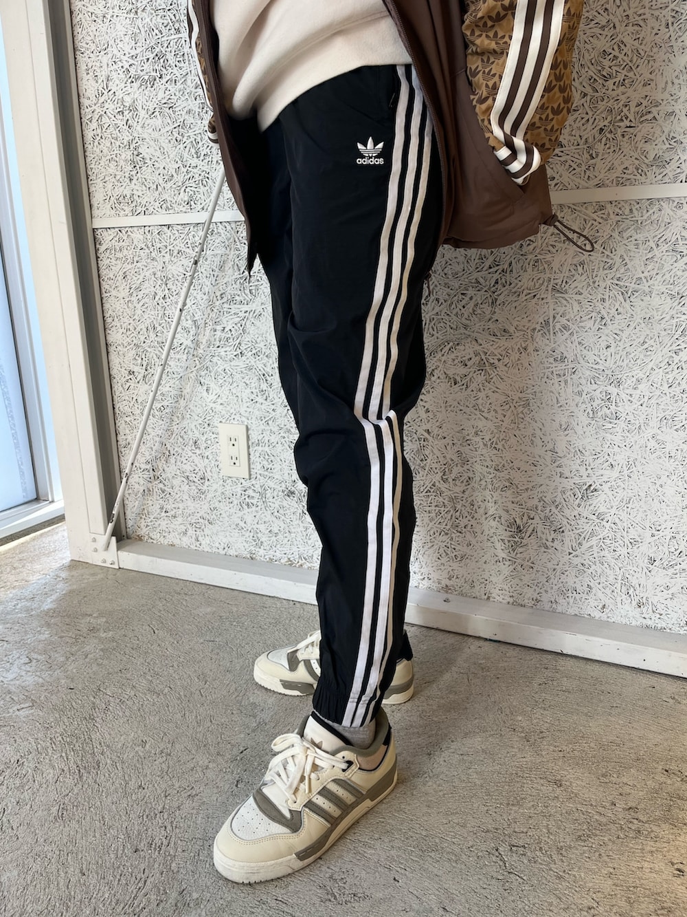 クラシック モノ ウインドブレーカーのアディダスコーデ