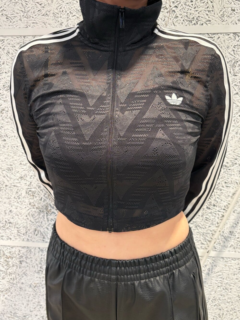 ブラック系のその他パンツ、ブラック系のジャージ、グレー系のシューズを着用したレディースの夏コーディネートの2枚目の写真