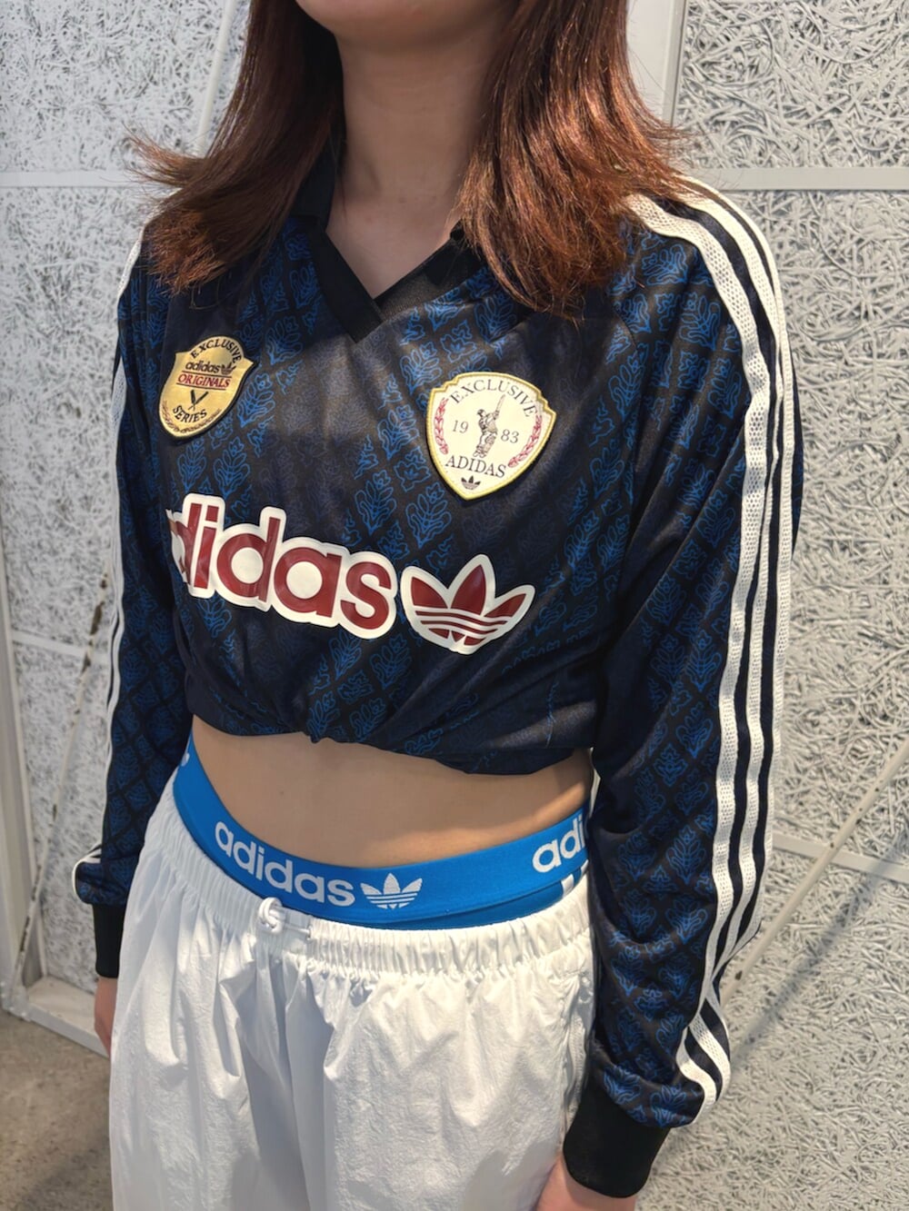 ブラック系のTシャツ/カットソー、ホワイト系のスニーカー、ホワイト系のその他パンツを着用したレディースの春コーディネートの2枚目の写真