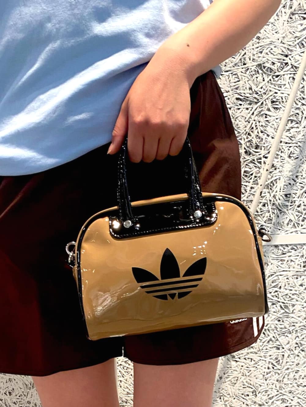 ブルー系のTシャツ/カットソー、ベージュ系のショルダーバッグ、ブルー系のスニーカーを着用したレディースの夏コーディネートの4枚目の写真