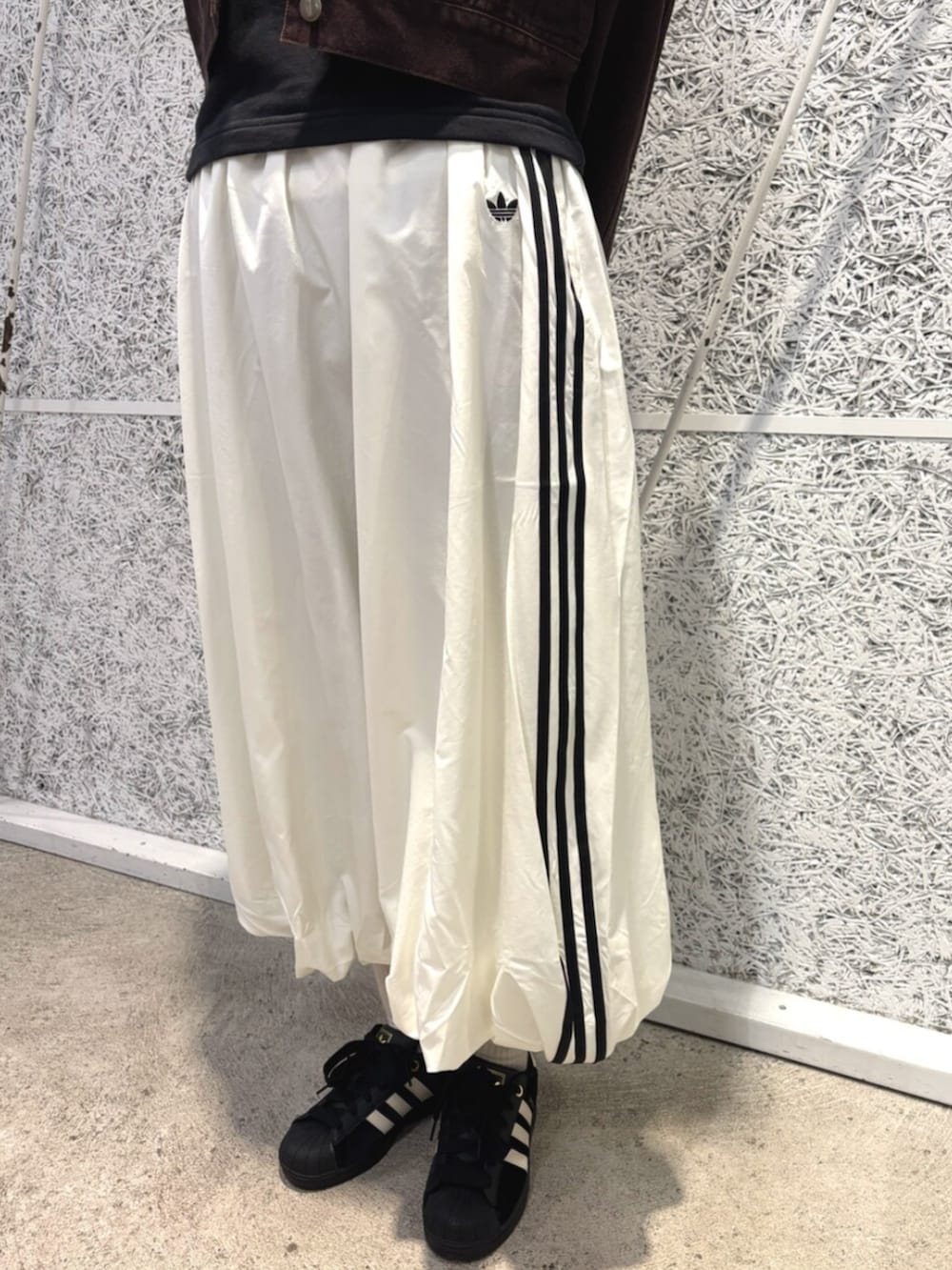 ブラウン系のその他アウター、ホワイト系のスカート、ブラック系のスニーカーを着用したレディースの冬コーディネートの3枚目の写真