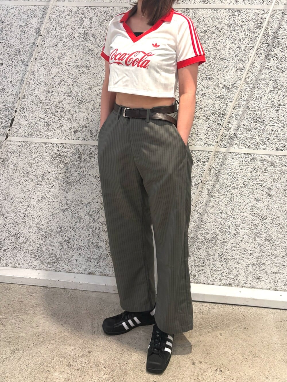 ホワイト系のTシャツ/カットソー、ブラック系のシューズを着用したレディースの夏コーディネートの2枚目の写真
