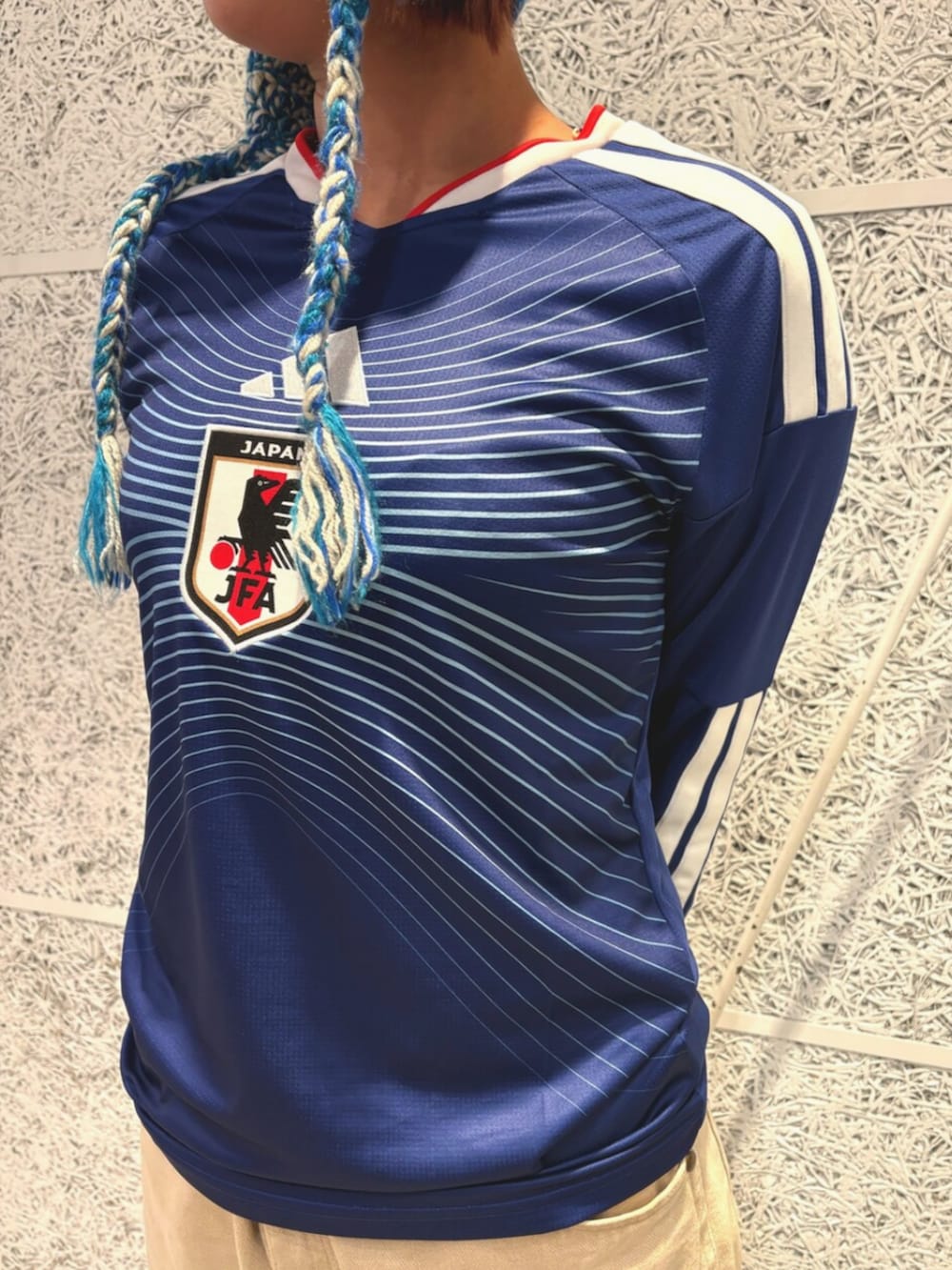 ブルー系のTシャツ/カットソー、シルバー系のスニーカーを着用したレディースの秋コーディネートの2枚目の写真